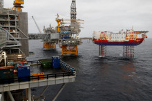 Plošiny ropných polí Johan Sverdrup spoločnosti Equinor a zdvíhacia plošina Haven v Severnom mori. FOTO: Reuters
