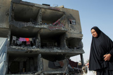Zničený dom počas izraelských útokov v Rafahu. FOTO: Reuters
