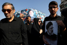 Pohreb obetí havárie vrtuľníka, pri ktorej zahynul iránsky prezident Ebrahim Raisi, minister zahraničných vecí Hossein Amirabdollahian a ďalší. FOTO: Reters