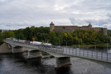 Most cez rieku Narva na hraničnom priechode s Ruskom v Estónsku. FOTO: Reuters