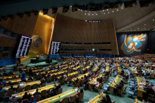 Výsledky hlasovania Valného zhromaždenia Organizácie Spojených národov o vytvorení medzinárodného dňa na pamiatku genocídy v Srebrenici v sídle Organizácie Spojených národov v New Yorku. FOTO: Reuters