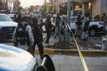 Bezpečnostné zložky strážia miesto činu, kde neznámi útočníci zaútočili na obchod v Acapulcu. FOTO: Reuters