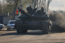 Ruskí armádni vojaci riadia tank na ulici v Donecku. FOTO: Reuters