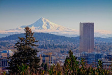 Priamo z centra Portlandu máte skvelé výhľady na dominantnú horu Mount Hood vzdialenú od mesta niekoľko desiatok kilometrov, na ktorej sa nachádzajú tri lyžiarske strediská. FOTO: USGS