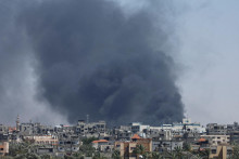 Počas izraelského leteckého útoku stúpa dym. FOTO: Reuters