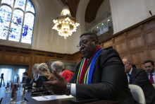 Juhoafrický zákonný tím s veľvyslancom Juhoafrickej republiky v Holandsku Vusimuzim Madonselom pred príchodom sudcov ICJ na zasadnutie Medzinárodného súdneho dvora v holandskom Haagu. FOTO: TASR/AP