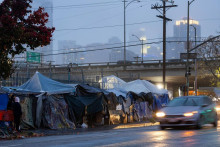 Okrem úspechu sa čoraz viac hovorí aj o odvrátenej stránke Kalifornie, tam napríklad patria stanové mestečká bezdomovocov. FOTO: Profimedia