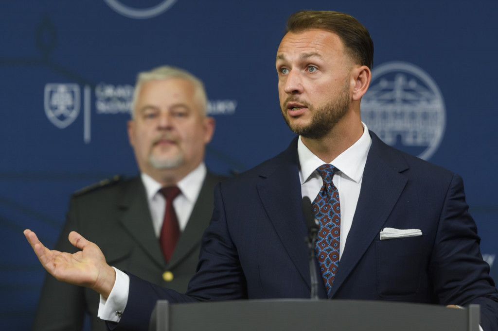 Policajn&yacute; prezident Ľubom&iacute;r Sol&aacute;k a minister vn&uacute;tra Mat&uacute;&scaron; &Scaron;utaj E&scaron;tok. FOTO: TASR/Jaroslav Nov&aacute;k