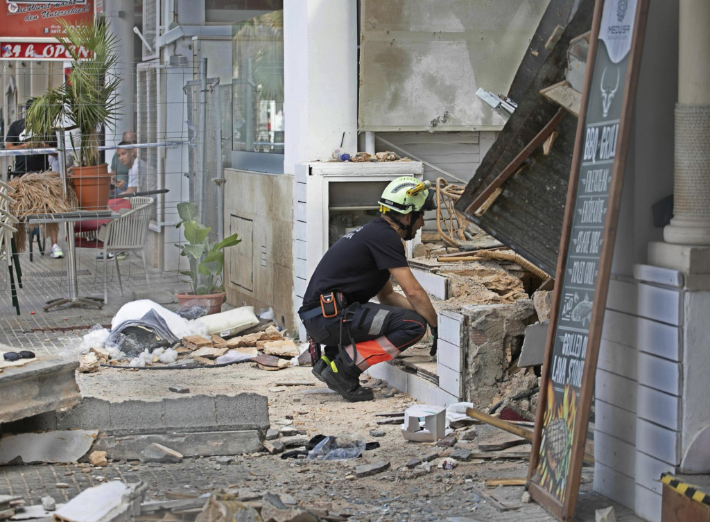 Hasič si prezerá časť dvojposchodovej reštaurácie, v ktorej sa zrútila terasa v meste Palma de Mallorca, metropole španielskeho ostrova Malorka. FOTO: TASR/AP