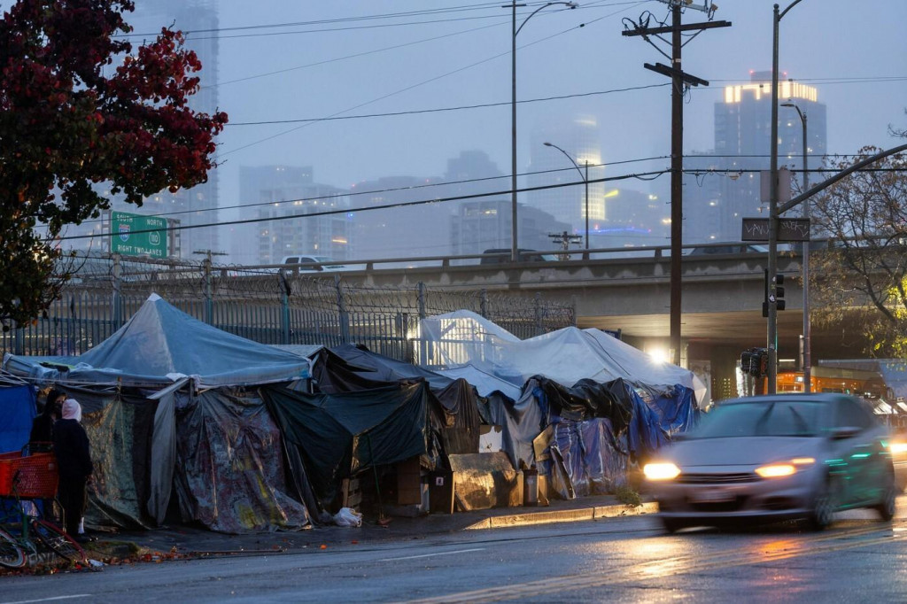 Okrem úspechu sa čoraz viac hovorí aj o odvrátenej stránke Kalifornie, tam napríklad patria stanové mestečká bezdomovocov. FOTO: Profimedia