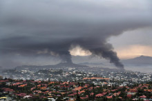 Dym stúpa počas protestov v meste Noumea, v Novej Kaledónii. FOTO: TASR/AP