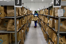 Zamestnanec pripravuje online objednávky potravín v sklade českého internetového obchodu s potravinami Rohlik Group. FOTO: Reuters