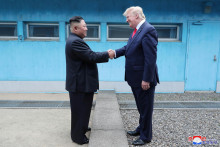 Americký prezident Donald Trump si podáva ruku so severokórejským vodcom Kim Čong-unom v demilitarizovanej zóne oddeľujúcej obe Kórey v roku 2019. FOTO: KCNA/Reuters