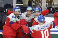 Ondřej Kaše oslavuje so spoluhráčmi tretí gól proti Švédsku. FOTO: Reuters