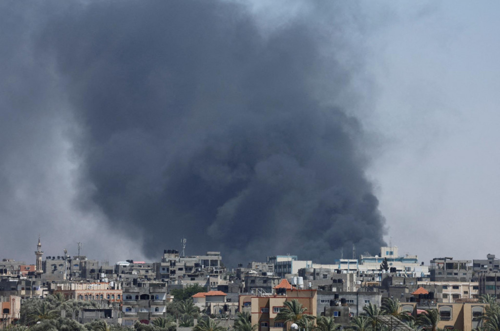 Dym stúpa počas izraelského leteckého útoku v Rafahu. FOTO: Reuters
