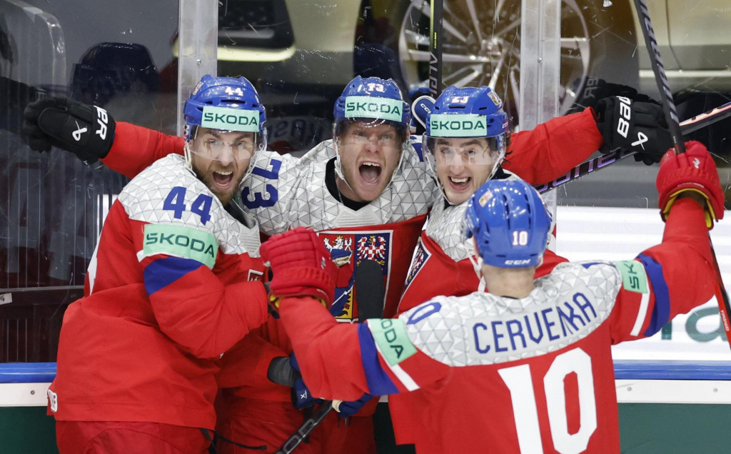 Ondřej Kaše oslavuje so spoluhráčmi tretí gól proti Švédsku. FOTO: Reuters