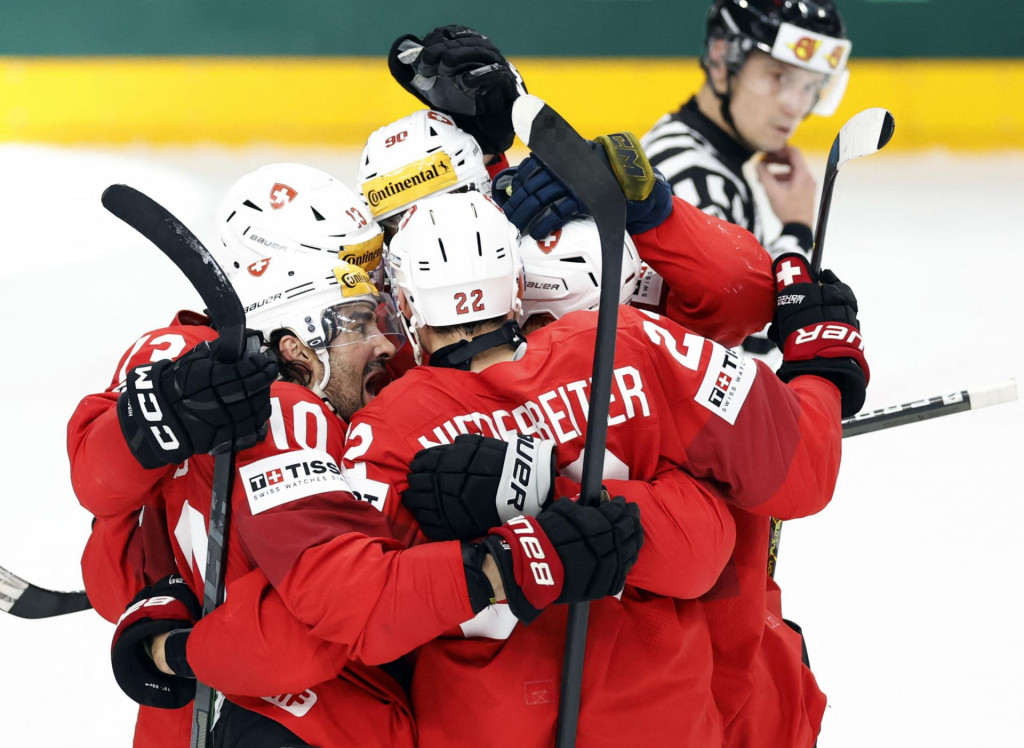 Hráči Švajčiarska oslavujú. FOTO: Reuters