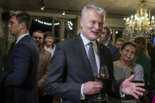 Gitanas Nauséda oslavuje po zverejnení predbežných výsledkov prvého kola prezidentských volieb v Litve. Dnes zvíťazil aj v druhom. FOTO: TASR/AP