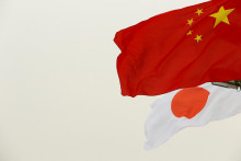 Čínska a japonská vlajka. FOTO: Reuters