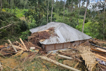 Zničené obydlia po zosuve pôdy. FOTO: Reuters
