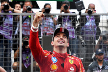 Charles Leclerc oslavuje triumf na Veľkej cene Monaka. FOTO: Reuters
