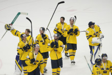 Hráči Švédska oslavujú bronzové medaily po víťazstve 4:2 nad Kanadou. FOTO: TASR/AP
