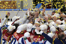 Českí hokejisti dvíhajú trofej po výhre vo finálovom zápase. FOTO: TASR/AP
