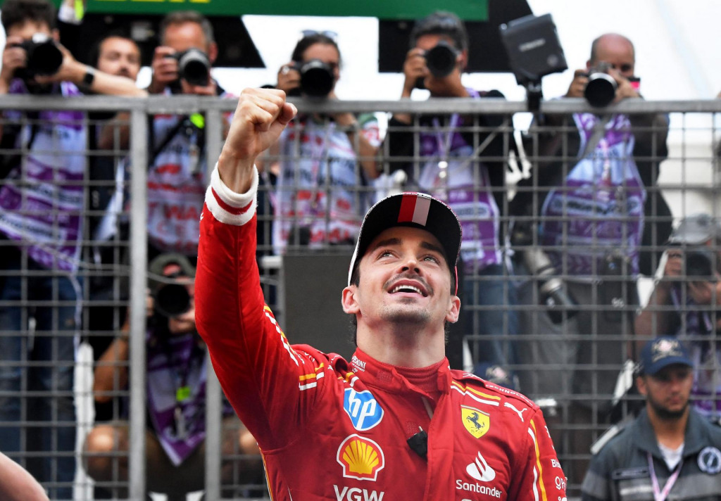 Charles Leclerc oslavuje triumf na Veľkej cene Monaka. FOTO: Reuters