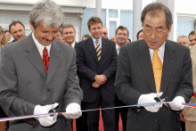 Vtedajší premiér Mikuláš Dzurinda sa v roku 2003 zúčastnil na slávnostnom otvorení galantského závodu. FOTO: TASR/P. Neubauer