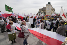 Poľskí farmári a ďalší demonštranti sa zhromaždili v centre Varšavy, aby protestovali proti klimatickej politike Európskej únie a proeurópskej vláde Poľska, v piatok 10. mája 2024. FOTO: ASR/AP