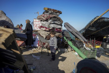 Vysídlení Palestínčania z mesta Rafah z juhu Pásma Gazy prichádzajú do mesta Dajr al-Balah v strednej časti Pásma Gazy. FOTO: TASR/AP