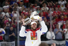 Český hokejista David Pastrňák dvíha nad hlavu trofej. FOTO: TASR/AP