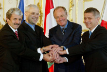 Prvý samit premiérov Vyšehradskej štvorky po vstupe do EÚ sa konal 12. mája 2004 v Kroměříži. FOTO: TASR/P. Neubauer