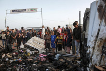 Palestínčania sa pozerajú na deštrukciu po izraelskom bombardovaní pásma Gazy v Rafahu. FOTO: TASR/AP
