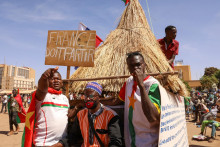 Protifrancúzsky protest v Burkine Faso. FOTO: Reuters