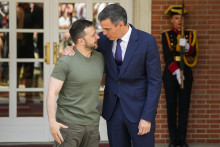 Ukrajinský prezident Volodymyr Zelenskyj a španielsky premiér Pedro Sánchez. FOTO: TASR/AP
