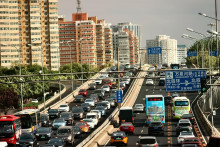 Hustá premávka v Pekingu. FOTO: Profimedia