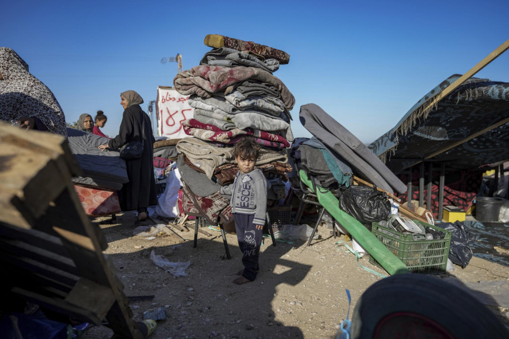 Vysídlení Palestínčania z mesta Rafah z juhu Pásma Gazy prichádzajú do mesta Dajr al-Balah v strednej časti Pásma Gazy. FOTO: TASR/AP
