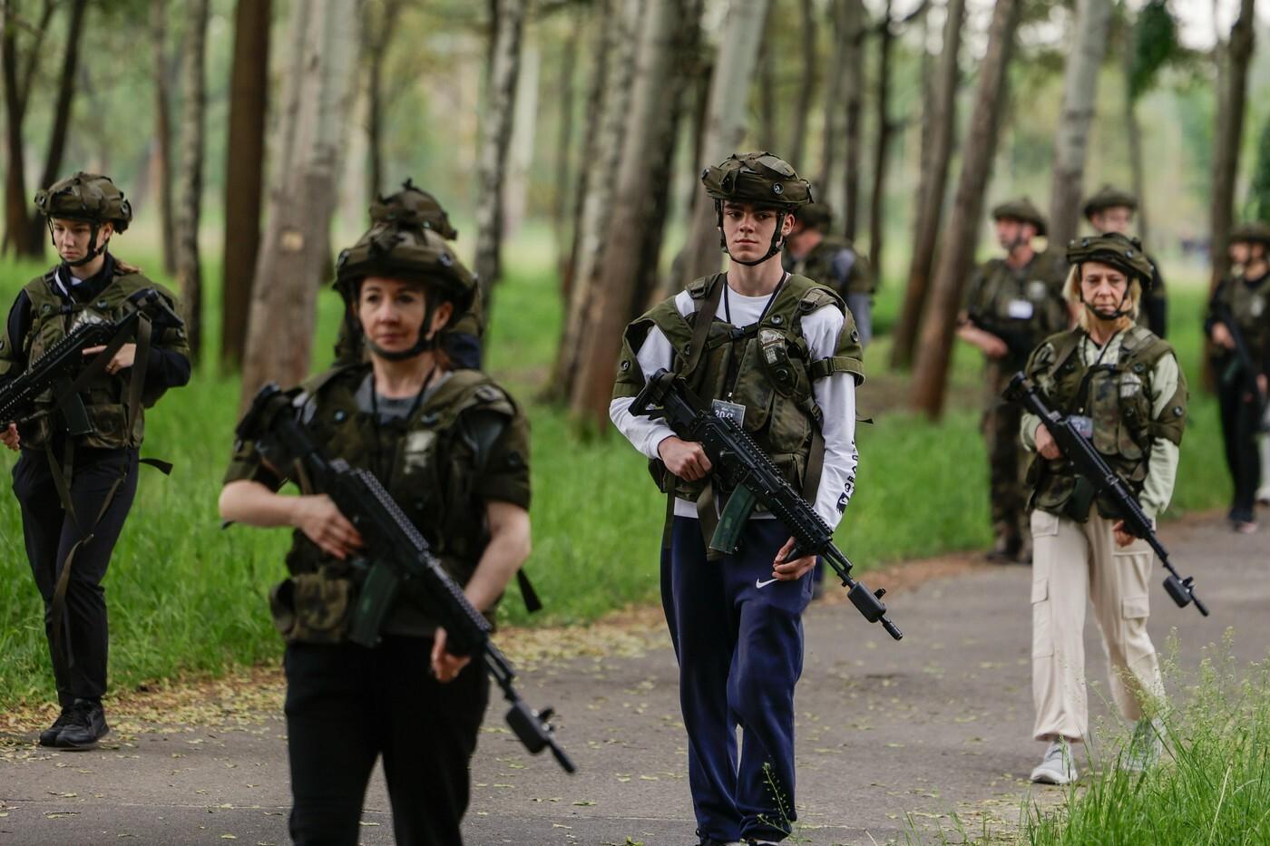 Po práci na vojnu. Poliaci trénujú streľbu aj prvú pomoc, chcú byť na Rusov pripravení