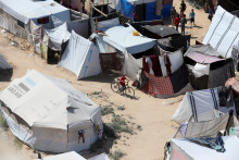 Stanový tábor v strednom pásme Gazy. FOTO: Reuters