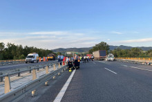 Nehoda na diaľnici D1 pri Hornej Strede (okres Nové Mesto nad Váhom) si v pondelok vyžiadala dve obete. FOTO: TASR/KR PZ v Trenčíne