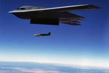 A B-2 a AGM-158 JASSM. FOTO: U.S. Air Force