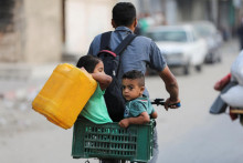 Státisíce Palestínčanov už boli nútené opustiť svoje domovy v dôsledku vojenskej operácie Izraela v Gaze. FOTO: REUTERS