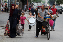 Palestínčania utekajú z Rafahu. FOTO: Reuters