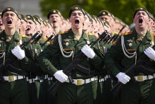 Ruskí vojaci pochodujú počas vojenskej prehliadky ku Dňu víťazstva v Moskve. FOTO: TASR/AP