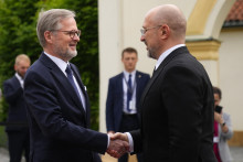 Český premiér Petr Fiala a a ukrajinský premiér Denys Šmyhaľ počas pracovného stretnutia o bezpečnostnej spolupráci. FOTO: TASR/AP