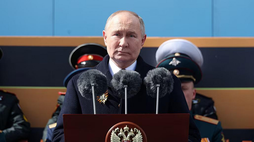 Ruský prezident Vladimir Putin počas vojenskej prehliadky v Moskve. FOTO: Reuters