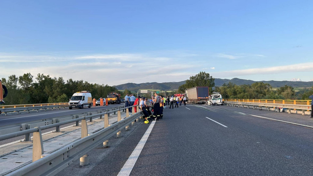 Nehoda na diaľnici D1 pri Hornej Strede (okres Nové Mesto nad Váhom) si v pondelok vyžiadala dve obete. FOTO: TASR/KR PZ v Trenčíne