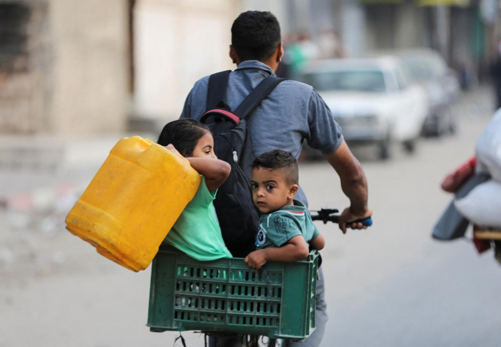 Státisíce Palestínčanov už boli nútené opustiť svoje domovy v dôsledku vojenskej operácie Izraela v Gaze. FOTO: REUTERS