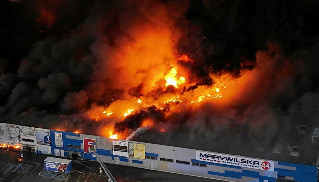 Varšavské nákupné centrum v plameňoch. Aj tento požiar bol podľa poľského premiéra Donalda Tuska založený ruskými sabotážnikmi. FOTO: Reuters